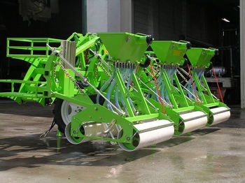 3rowseeder1.jpg